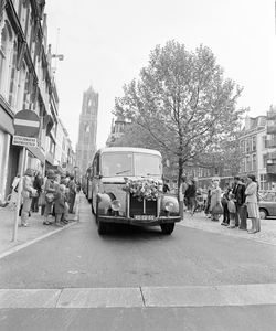 883683 Afbeelding van de optocht met historische autobussen en trams op de Mariaplaats te Utrecht ter gelegenheid van ...